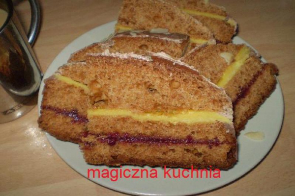 Piernik przekładany marmoladą i marcepanem