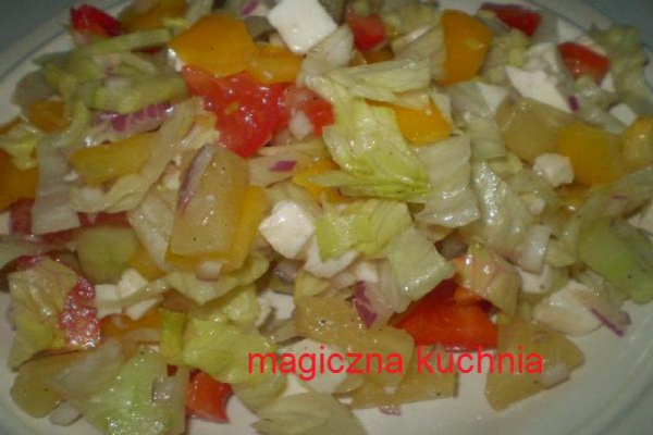 Sałatka z mozzarellą i ananasem
