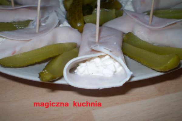 Ruloniki z szynki nadziewane serkiem wiejskim z chrzanem (dieta Dukana,faza I)
