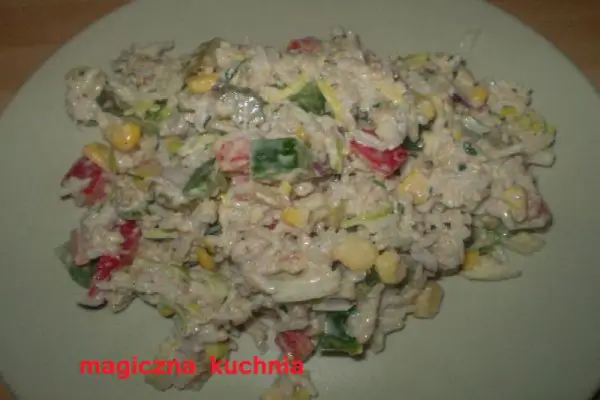 Sałatka ryżowo-warzywna z tuńczykiem
