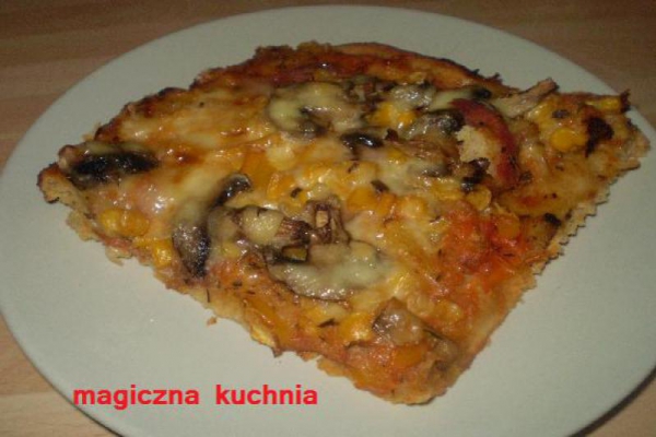 Pizza z pieczarkami z dodatkami