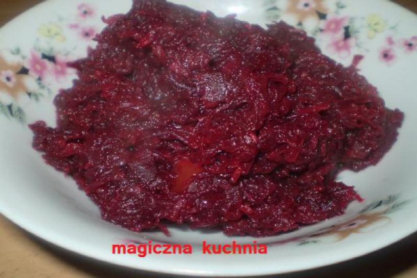 Podsmażane buraczki z jabłkiem i cebulą