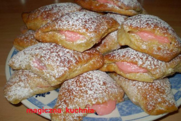 Drożdżowe różki z budyniem malinowym