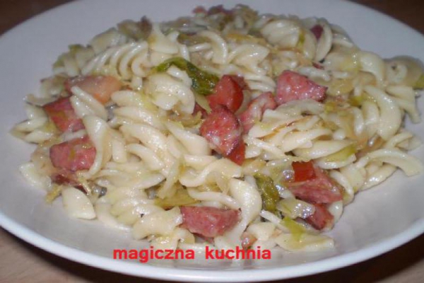Makaron z kapustą włoską, boczkiem i kiełbasą