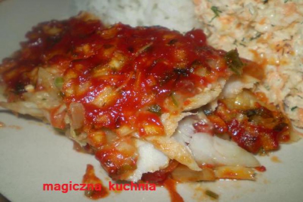 Ryba pieczona z czosnkiem w sosie pomidorowym