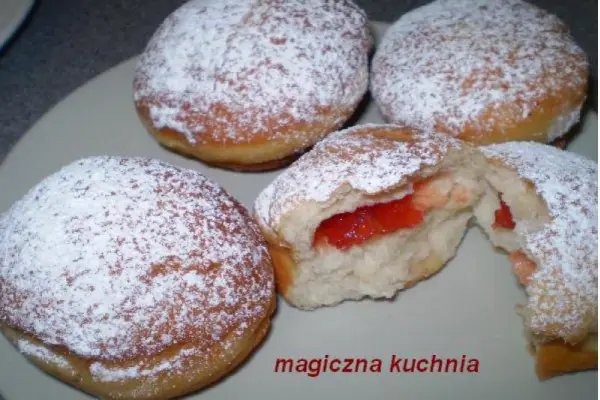 Pączki z marmoladą z dzikiej róży