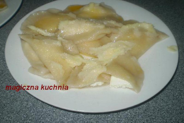 Pierogi z serem i pierogi z jabłkami polane smażoną śmietaną