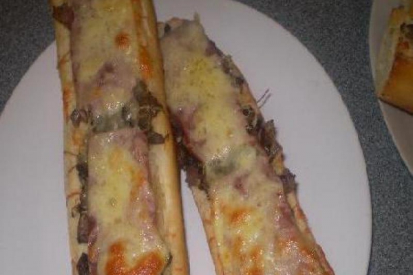 Zapiekanki z pieczarkami i szynką