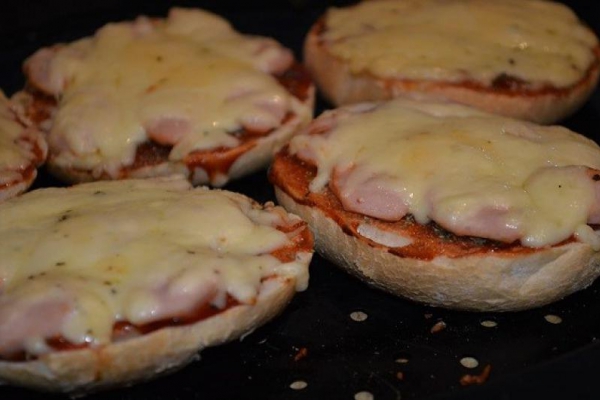 Szybkie zapiekanki a la pizza