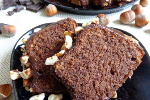 Babka z orzechami laskowymi