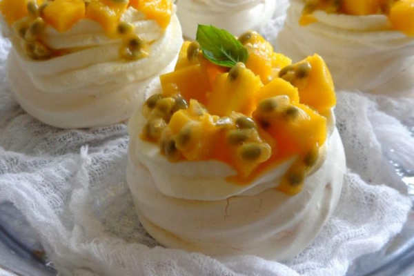 Mini pavlova z mango i marakują