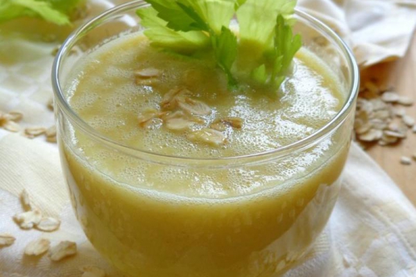 Smoothie z selera naciowego, jabłka i płatków owsianych