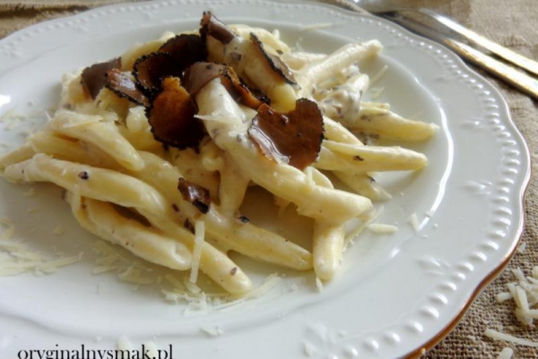 Maccheroni al ferretto w sosie śmietanowo – serowym z truflami