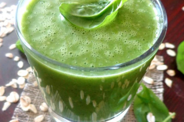Smoothie ze szpinakiem, bananem i płatkami owsianymi