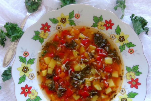 Zupa z pieczoną papryką, jarmużem, czosnkiem niedźwiedzim i parmezanem