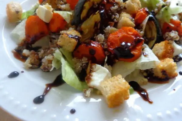 Sałatka z quinoa, pieczonymi warzywami, grzankami i sosem balsamicznym