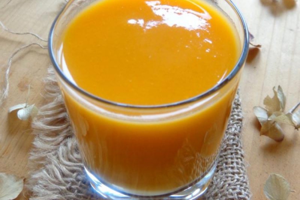 Smoothie z batatów, soku pomarańczowego i imbiru