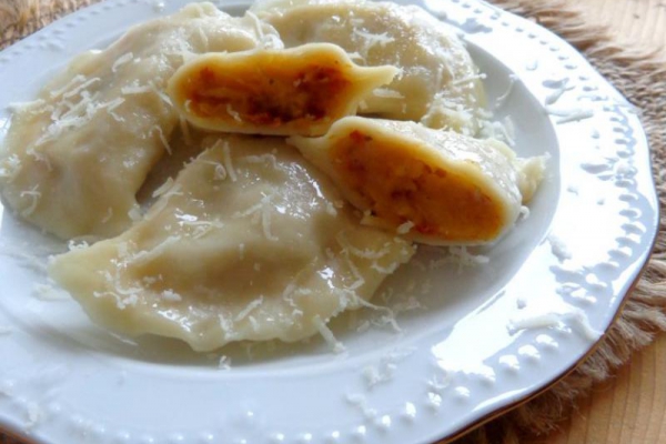 Pierogi z ziemniakami, suszonymi pomidorami i grana padano