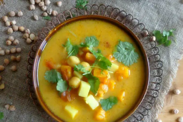 Indyjska zupa curry z ciecierzycą i batatem