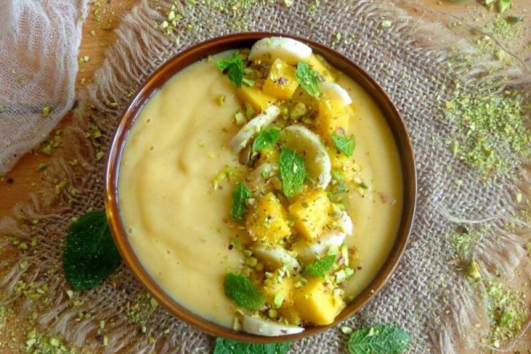 Smoothie bowl z mango, bananem i kardamonem