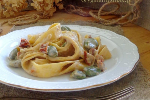 Pappardelle z bobem i suszonymi pomidorami (pappardelle con fave e pomodori secchi)