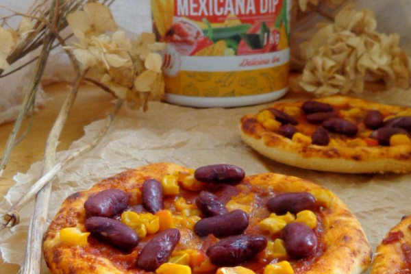 Pizzerinki z salsą mexicana, chorizo, fasolą, kukurydzą i parmezanem