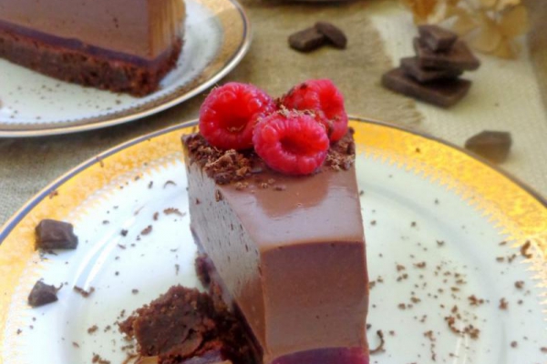 Brownie z musem czekoladowym z tofu i malinami