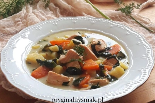Zupa z łososiem, ziemniakami i szpinakiem