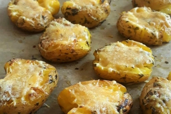 Rozgniecione ziemniaki pieczone z parmezanem