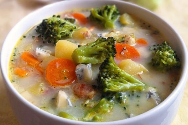 Zupa brokułowa z boczkiem i serem pleśniowym