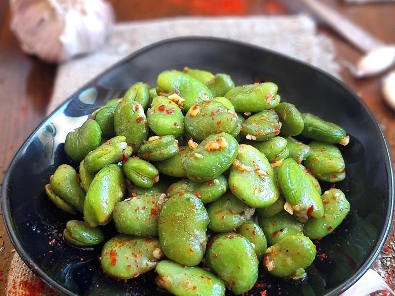 Bób z czosnkiem, cząbrem i chili