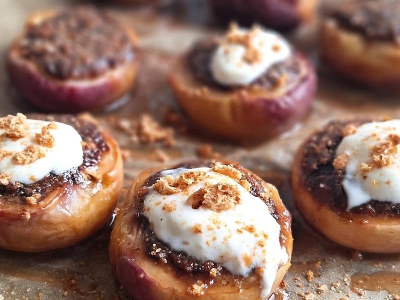 Brzoskwinie pieczone z amaretti i czekoladą