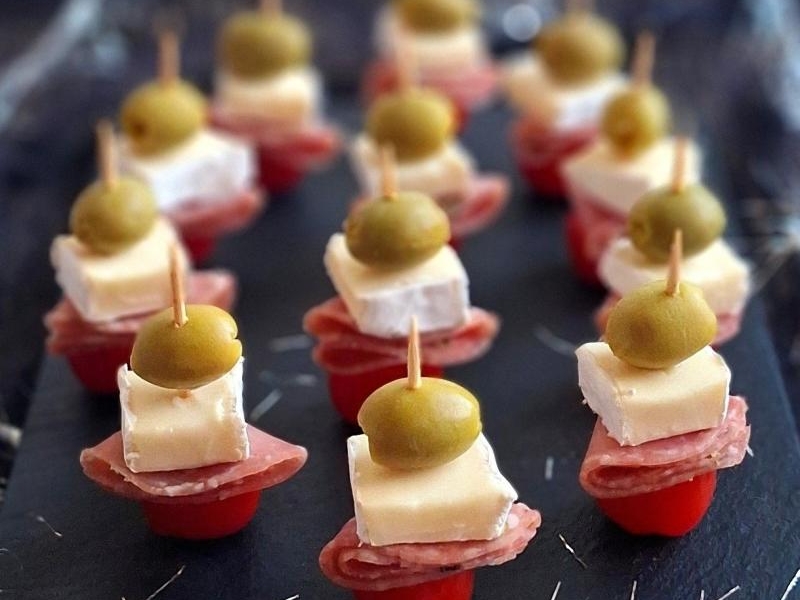 Koreczki z serem camembert i kindziukiem