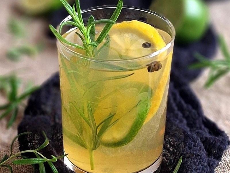 Zielona herbata z rozmarynem i pieprzem