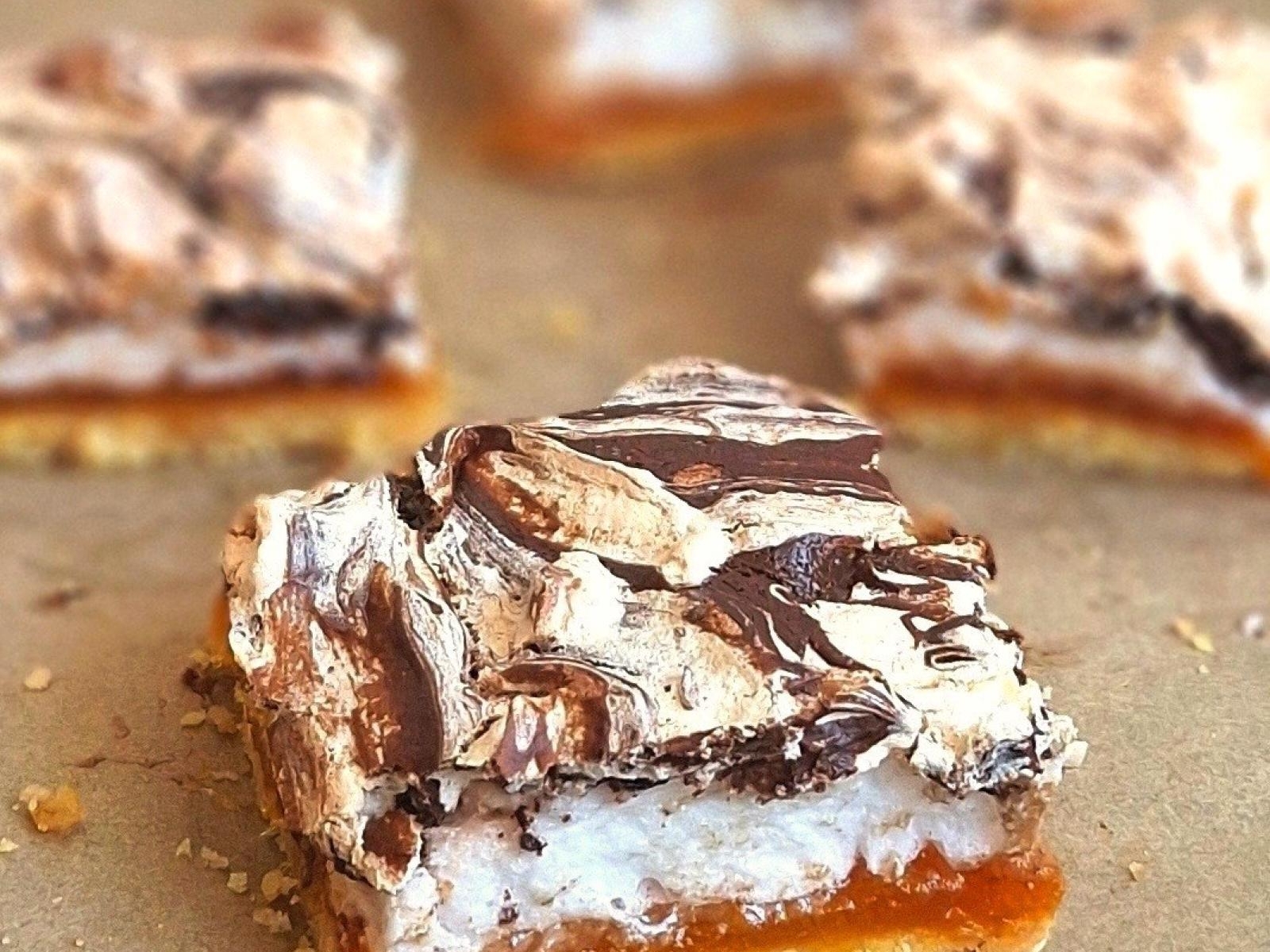 Mazurek pomarańczowy z czekoladową bezą