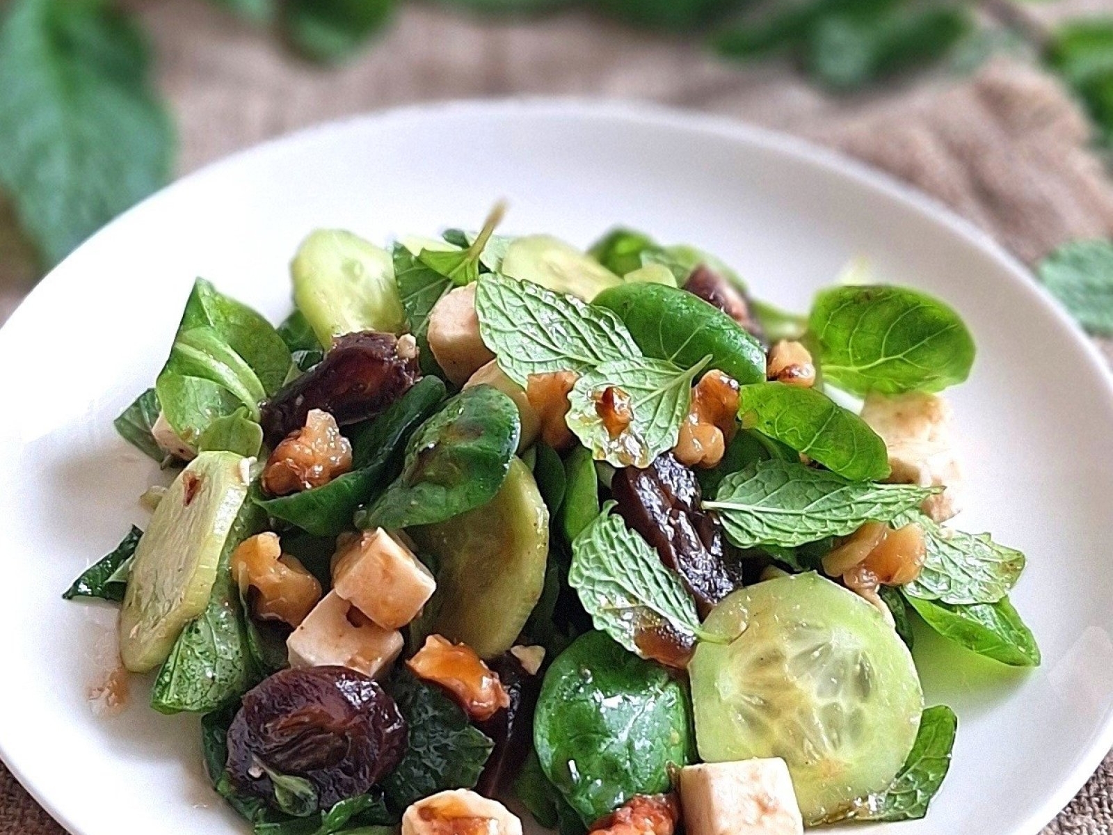 Sałatka z daktylami, miętą, ogórkiem i fetą