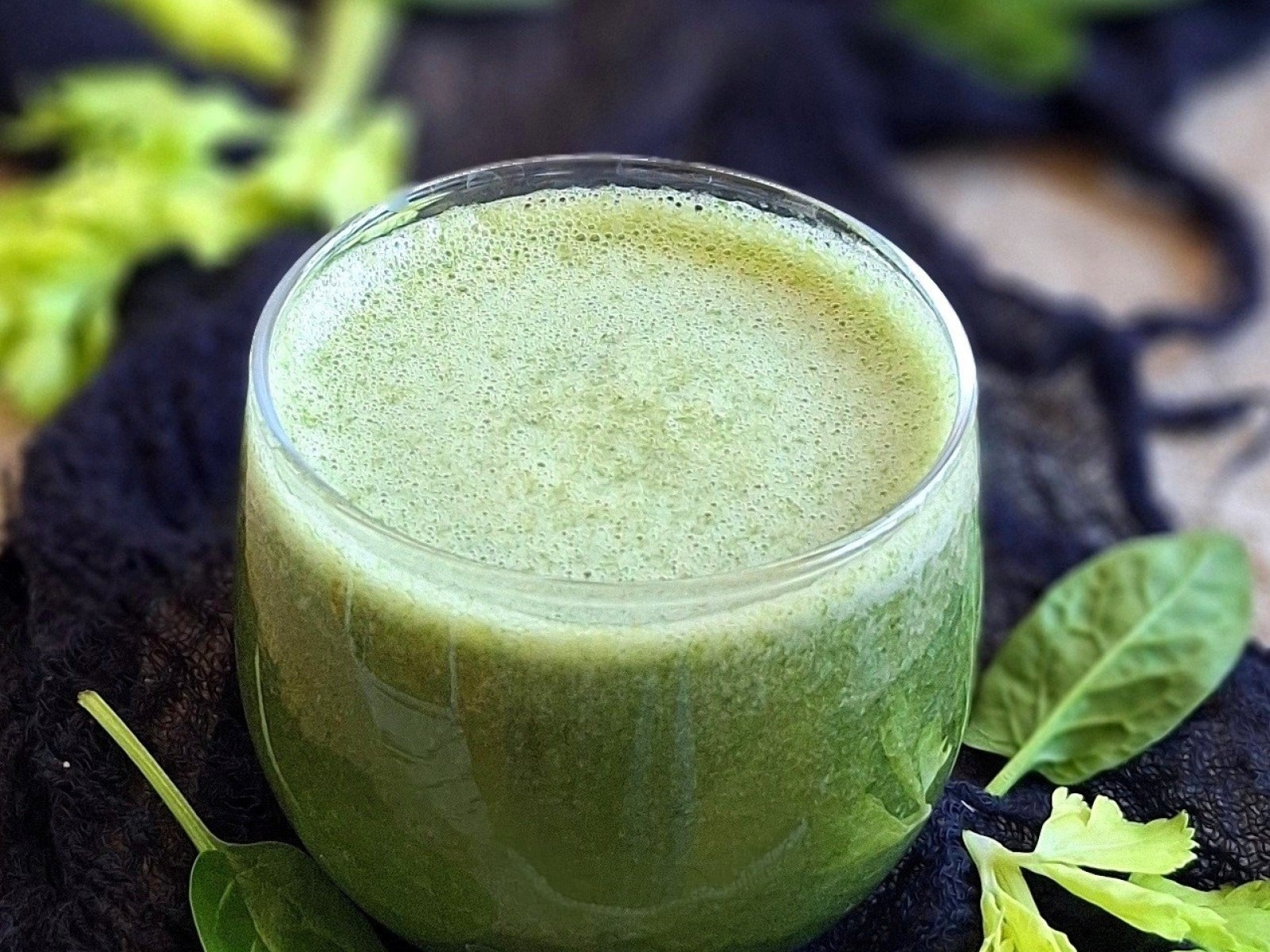 Smoothie z selerem naciowym i szpinakiem