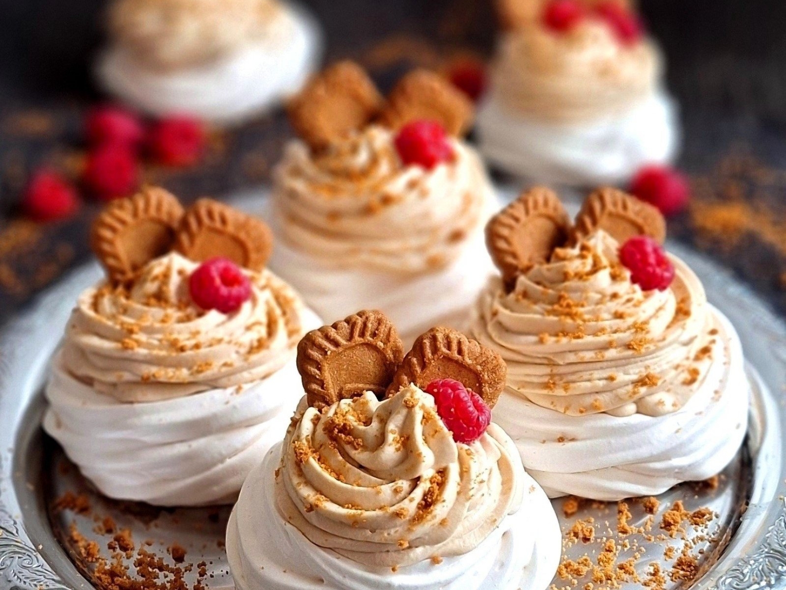 Mini pavlova z kremem Lotus i malinami