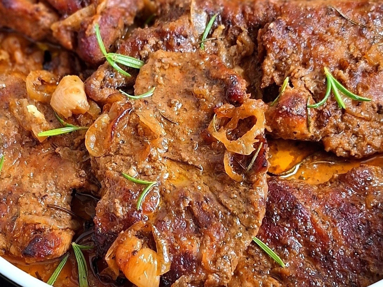 Karkówka pieczona w plastrach z cebulą