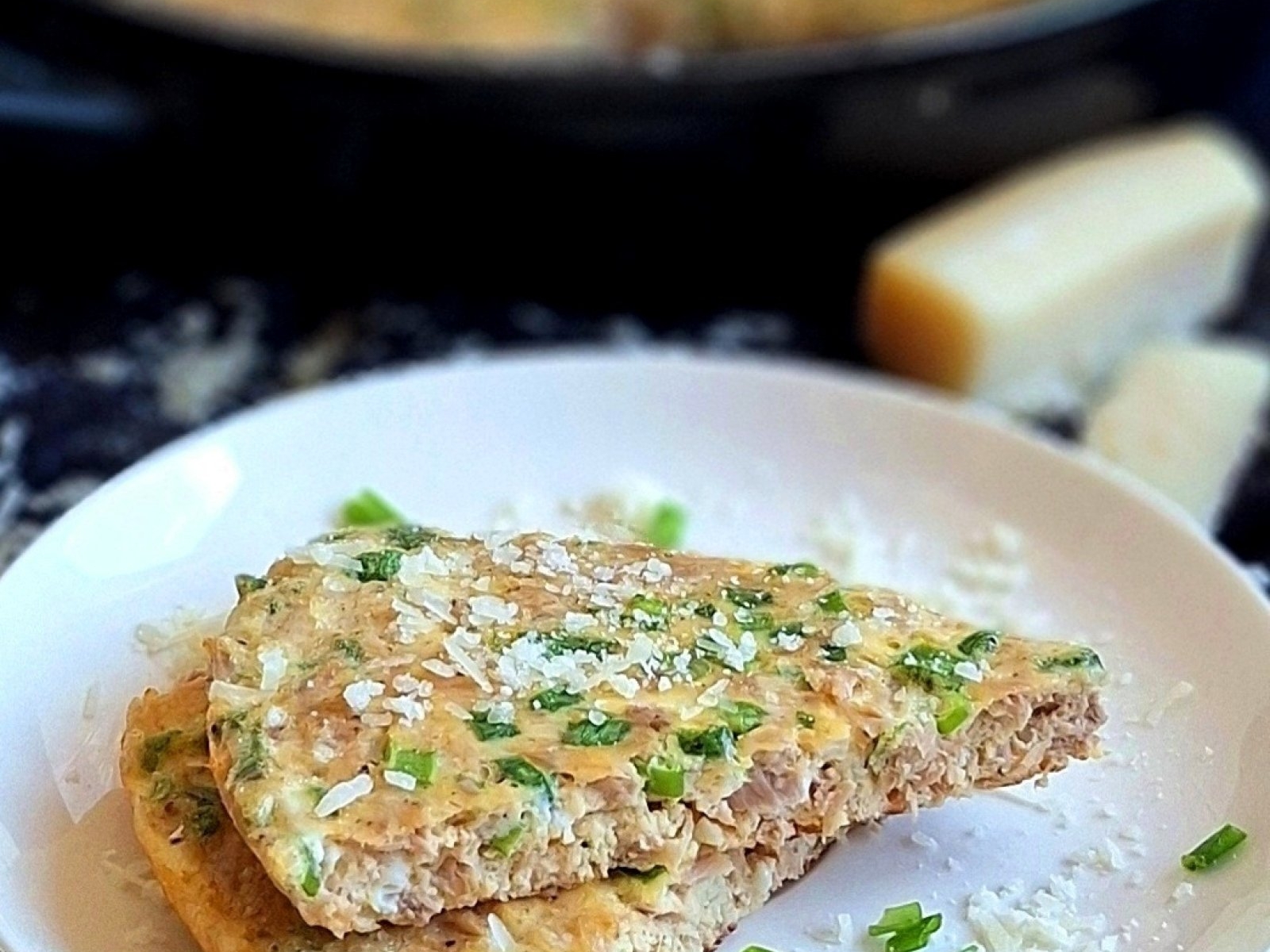 Omlet z tuńczykiem, szczypiorkiem i parmezanem