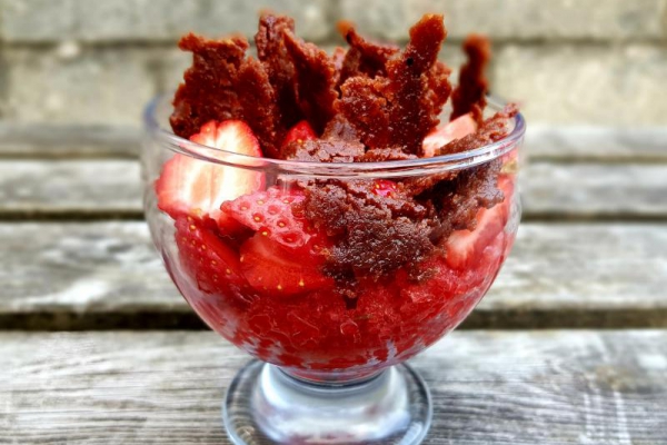 Granita truskawkowa z arabeskowym opłatkiem