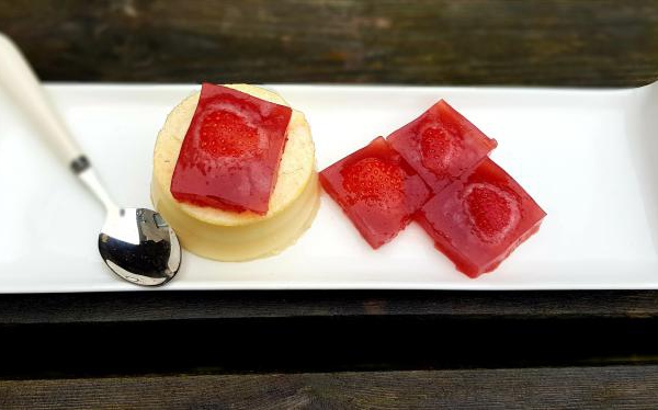 White chocolate mousse with strawberries