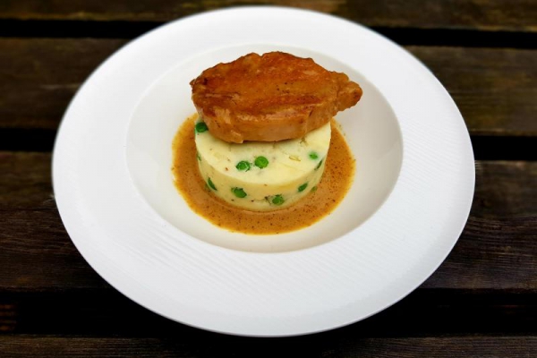 Pork chop with apple and mushroom sauce