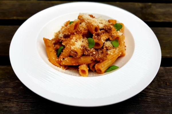 Pasta with meat in tomato sauce