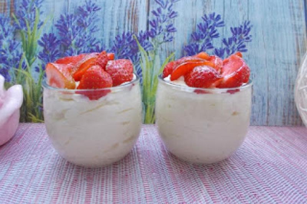 Pudding jaglany z truskawkami