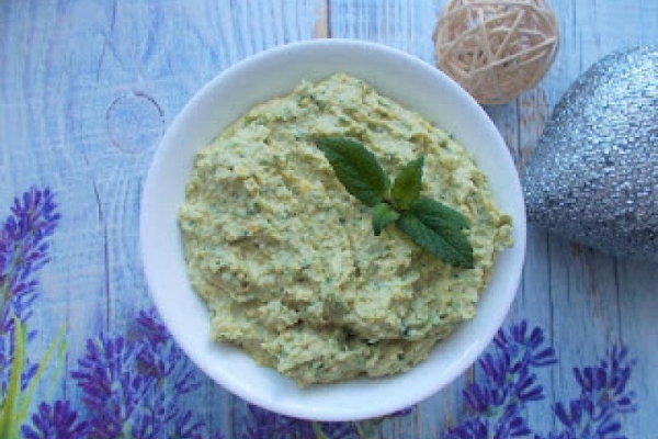 Hummus z dodatkiem szpinaku i herbaty matcha