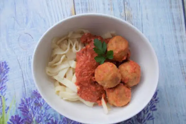 Makaron z pulpecikami oraz sosem pomidorowym (bez mięsa)