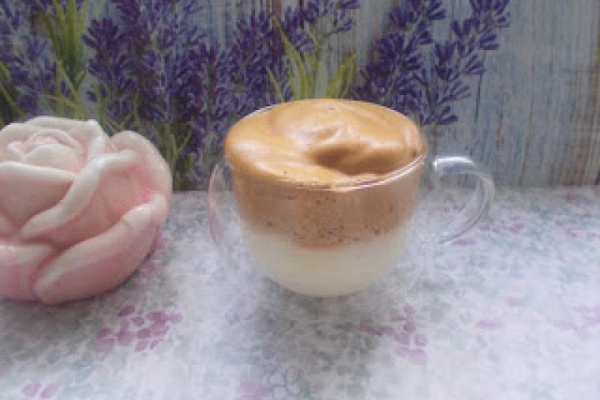 Dalgona coffee-kawa po koreańsku