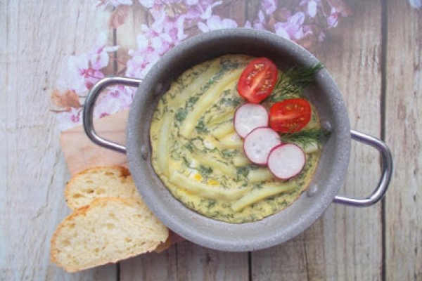 Koperkowy omlet z żółtą fasolką szparagową