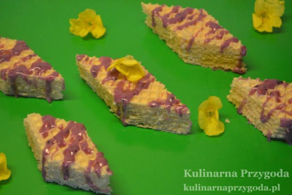 Wafle z masą kokosową i polewą z białej czekolady i owoców